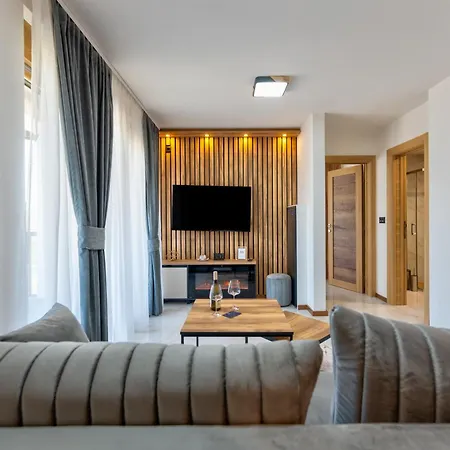 Golden Panorama & Wellness מלון דירות 4*